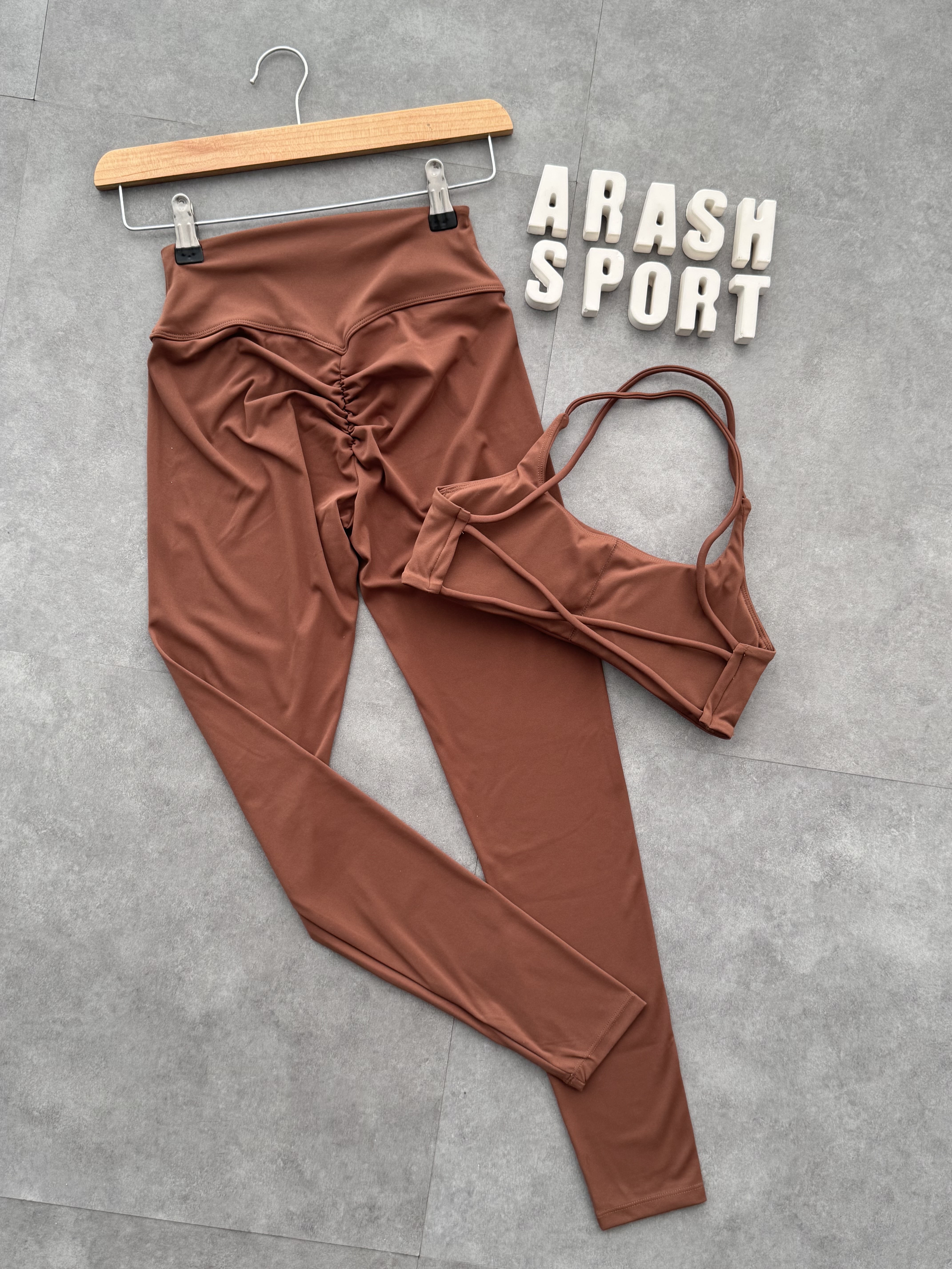 نیم تنه و لگ قهوه ای 