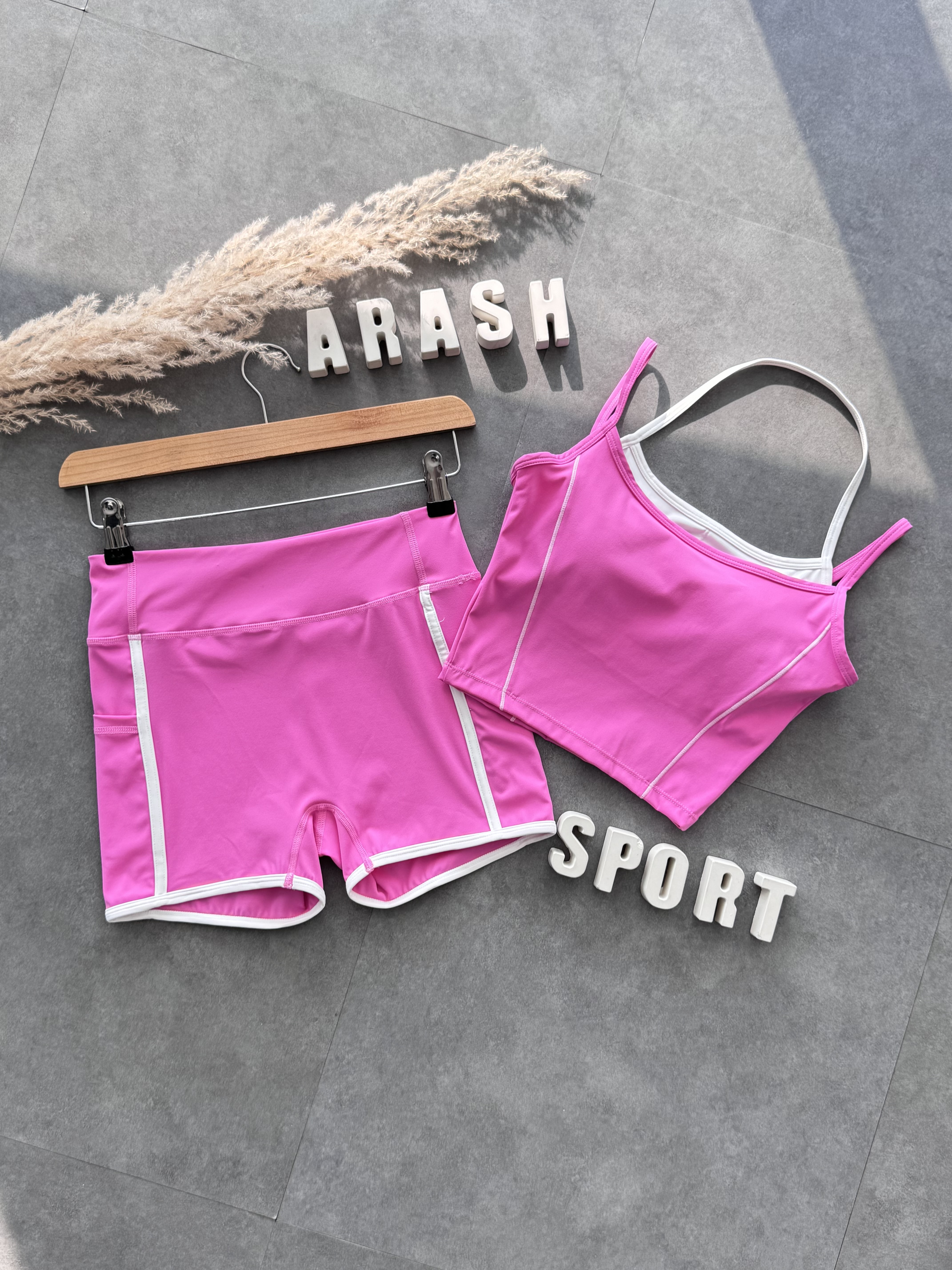 نیم تنه تاپی صورتی و شورتک ورزشی