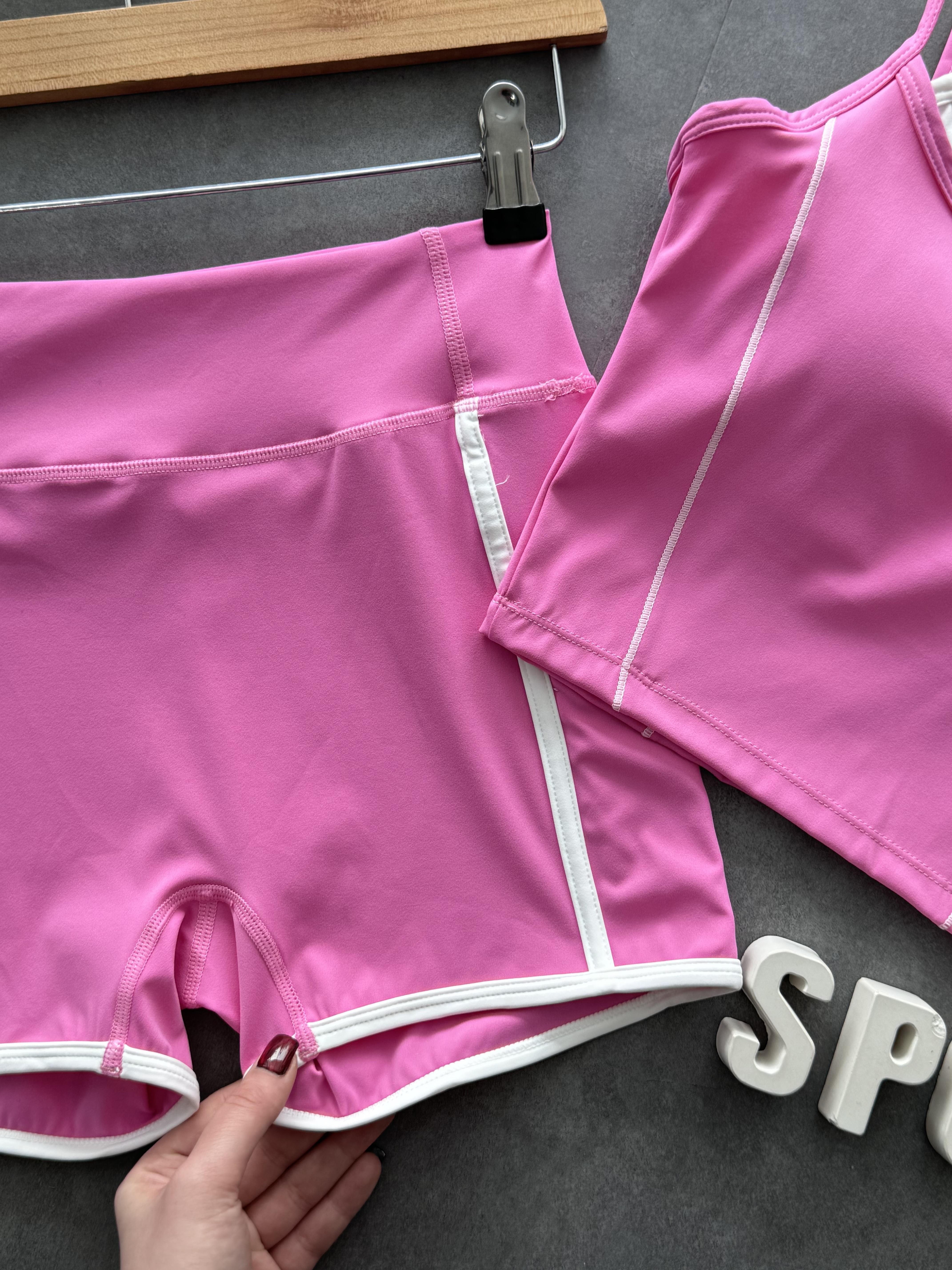 نیم تنه تاپی صورتی و شلوارک 