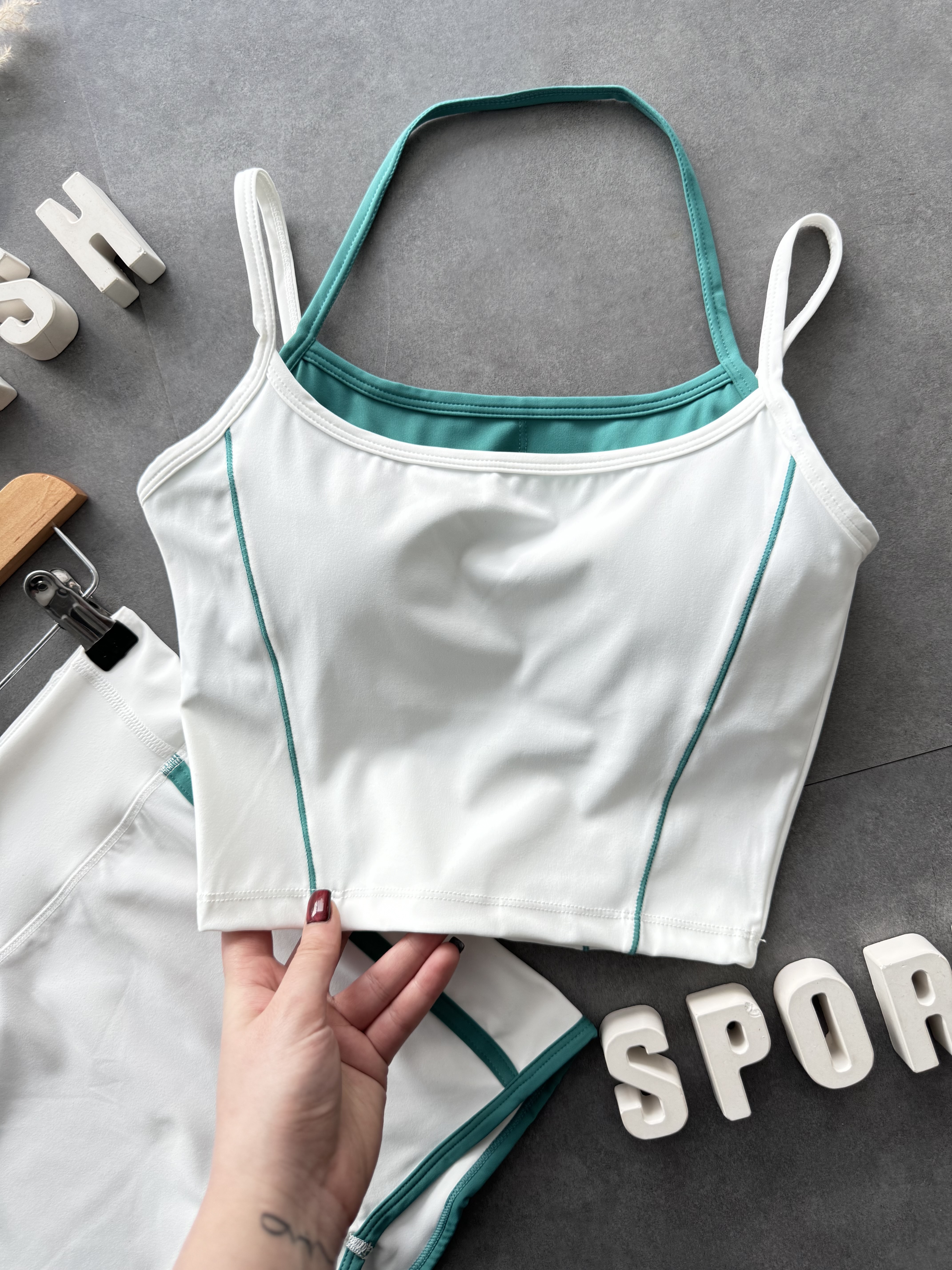 نیم تنه تاپی بلند و شورت رنگ سفید سبز