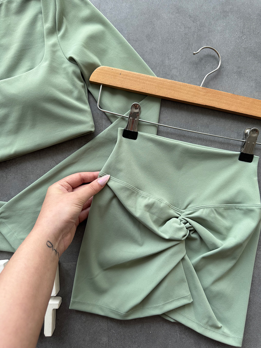 بایکر کوتاه سبز پشت چین دار